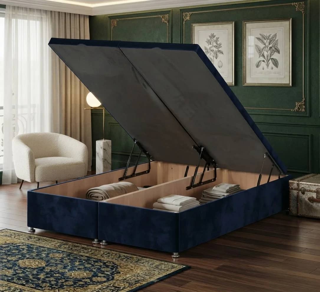 Storage opening: Foot end